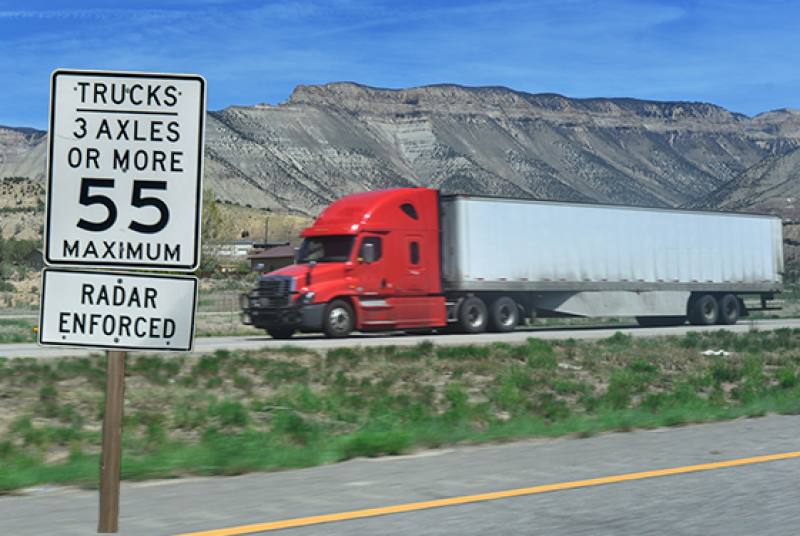Velocidad Segura en California lo que Todo Camionero debe Saber